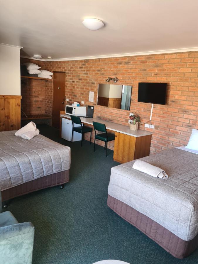 Regency Court Motel Кобрам Екстериор снимка
