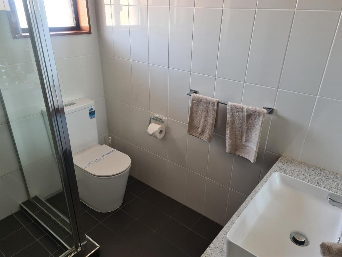 Regency Court Motel Кобрам Екстериор снимка