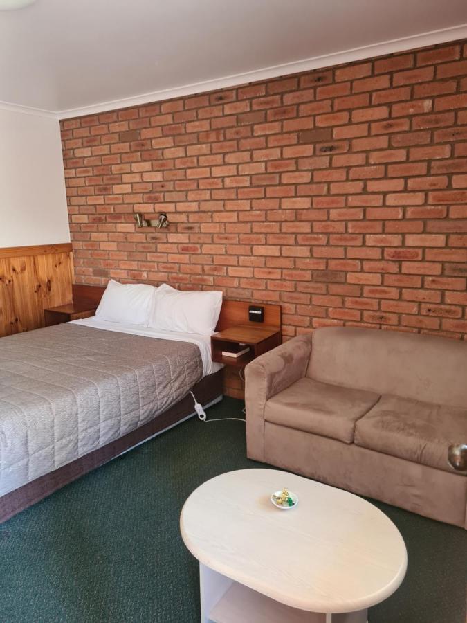 Regency Court Motel Кобрам Екстериор снимка