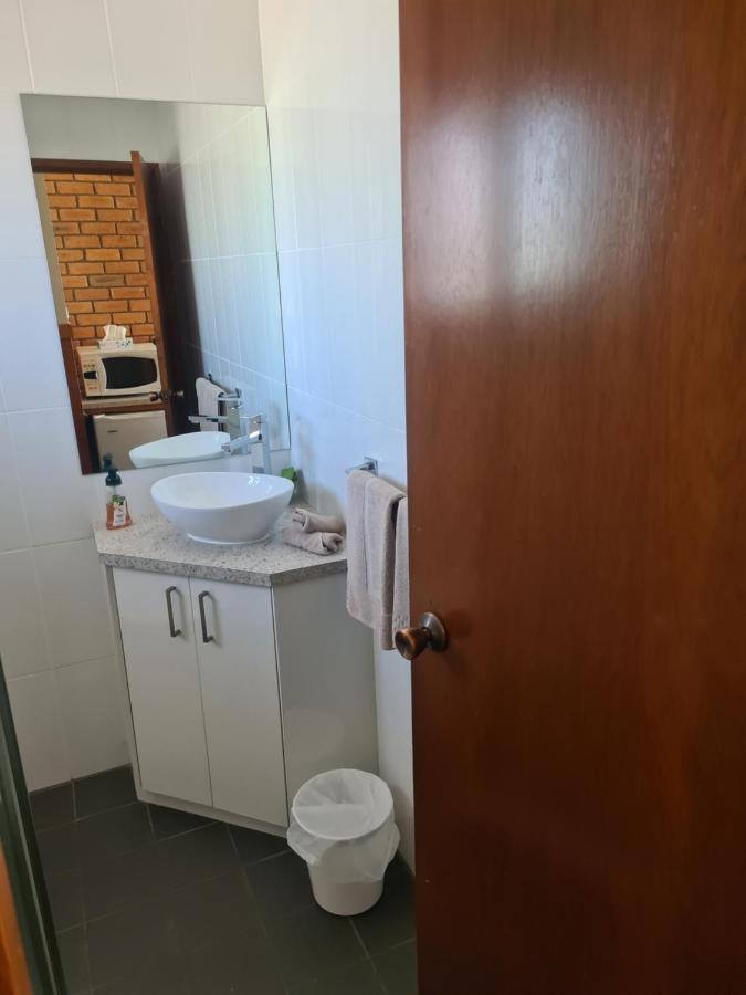 Regency Court Motel Кобрам Екстериор снимка