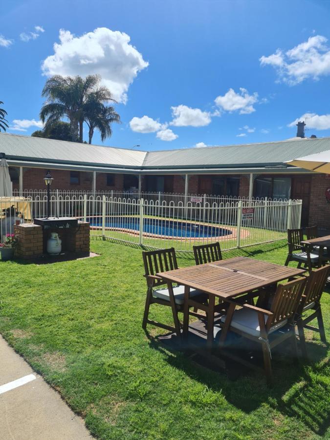 Regency Court Motel Кобрам Екстериор снимка