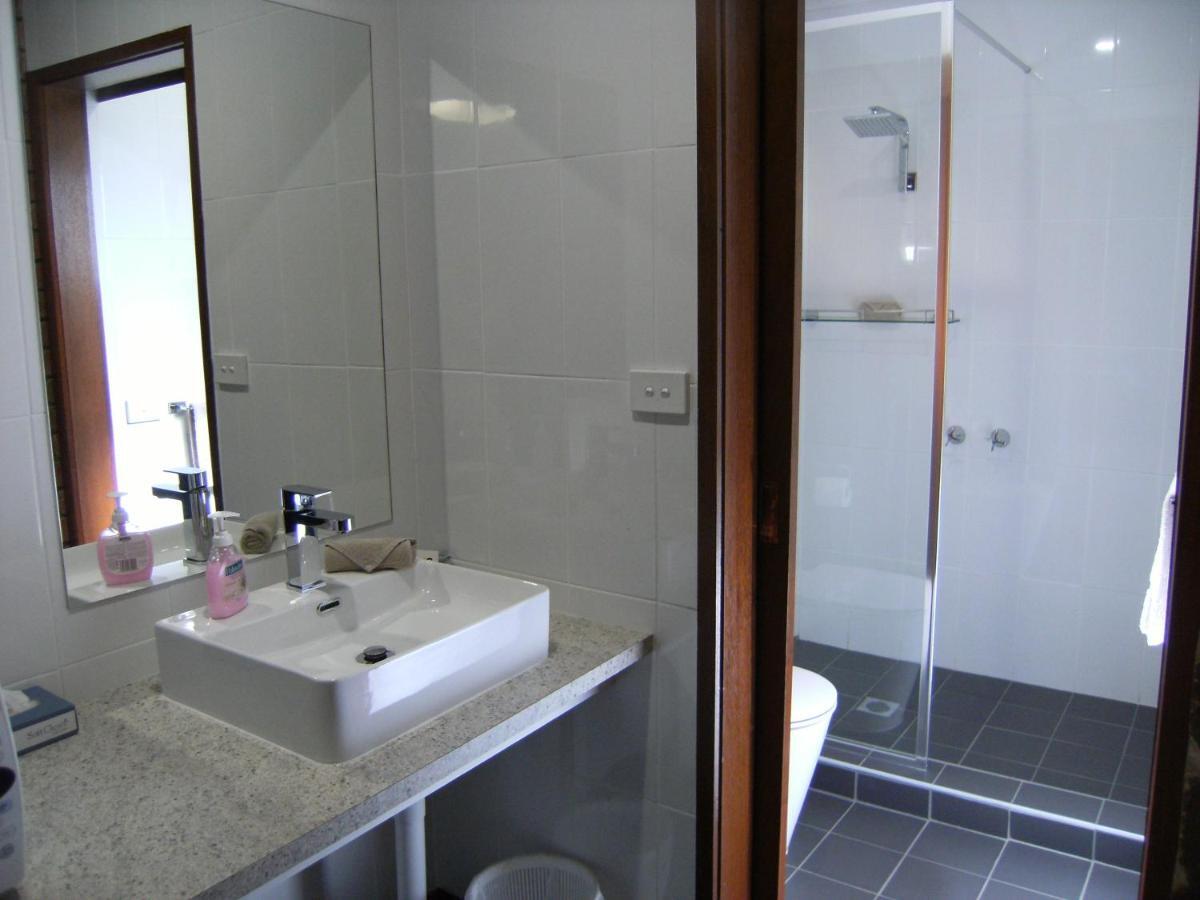 Regency Court Motel Кобрам Екстериор снимка